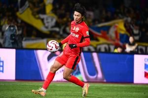 全面！本赛季15场4球4助，19岁海港小将李新翔首次入选国足